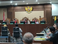 Hakim Tatap Johnny Plate: Anak Buah Anda Nggak Jelas, Jadikan Tersangka Aja!