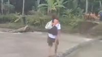 Momen Murid SD di Nias Selatan Menyeberangi Sungai