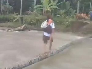 Momen Murid SD di Nias Selatan Menyeberangi Sungai