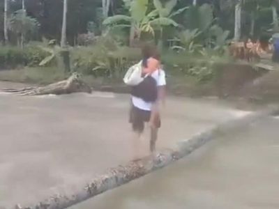 Momen Murid SD di Nias Selatan Menyeberangi Sungai