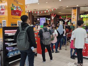 Warga Buru TV-Sepeda Listrik di Full Day Sale Transmart DP Mall Semarang Warga Buru TV-Sepeda Listrik di Full Day Sale Transmart DP Mall Semarang