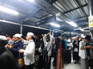 Tabligh Akbar Padat, Sejumlah Jemaah Tak Bisa Masuk ke Masjid Istiqlal Tabligh Akbar Padat, Sejumlah Jemaah Tak Bisa Masuk ke Masjid Istiqlal
