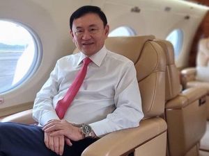 Penampakan Eks PM Thailand Akhirnya Pulang Usai 15 Tahun di Pengasingan