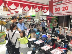 Pengunjung Transmart Trans Icon Surabaya Happy Banyak Diskon Full Day Sale