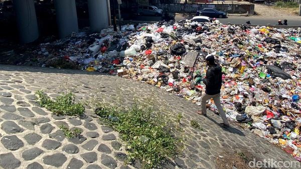 Potret Tumpukan Sampah di Kolong Jembatan Tol Buahbatu Bandung