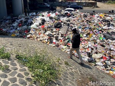 Potret Tumpukan Sampah di Kolong Jembatan Tol Buahbatu Bandung