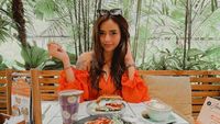 Verny Hasan Pamer Momen Kuliner, Nongkrong di Kafe hingga Floating Breakfast