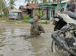Protes Jalan Rusak, Warga di Asahan Mandi dan Cuci Motor Pakai Lumpur Protes Jalan Rusak, Warga di Asahan Mandi dan Cuci Motor Pakai Lumpur