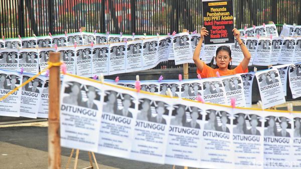 Aksi Aktivis PRT Pasang Instalasi Jemuran 580 Anggota DPR