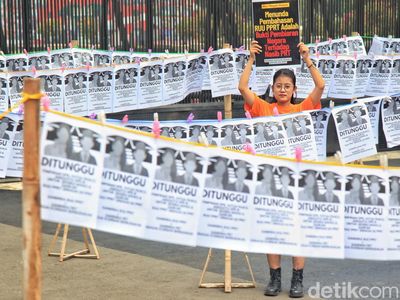 Aksi Aktivis PRT Pasang Instalasi Jemuran 580 Anggota DPR