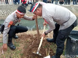 Gotong Royong Pelajar-Polisi Bikin Cirebon Lebih Adem