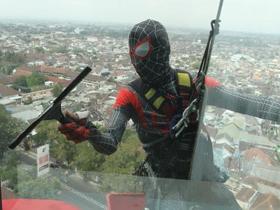 Aksi Spiderman Bersihkan Gedung di Malang yang Curi Perhatian