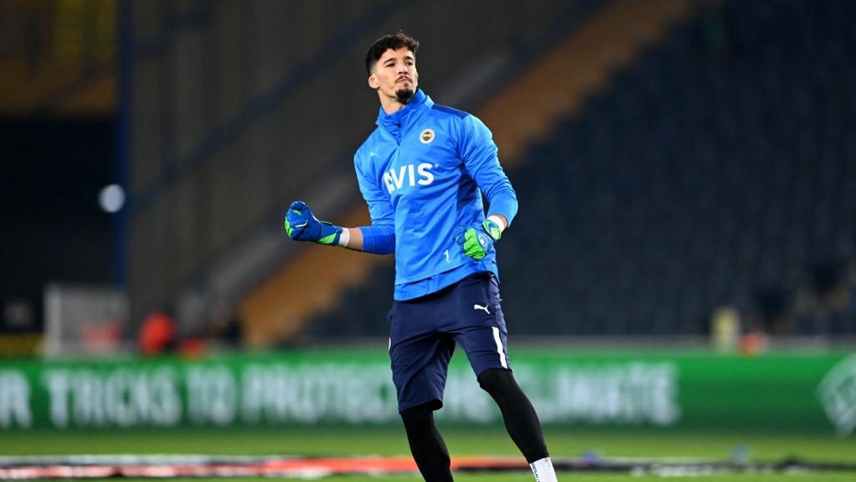 Altay Bayindir lagi didekati Manchester United (AFP/OZAN KOSE)