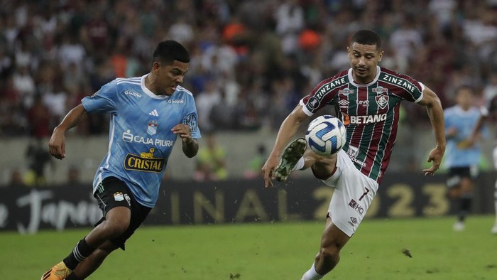 Andre of Brazils Fluminense, right, is challenged by Joao Grimaldo of Perus Sporting Cristal during a Copa Libertadores Group D soccer match at Maracana stadium in Rio de Janeiro, Brazil, Tuesday, June 27, 2023. (AP Photo/Bruna Prado)