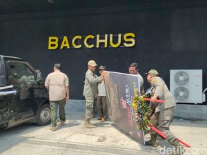 Satpol PP Hentikan Pembukaan Kafe di Kota Kediri gegara Izin Belum Lengkap Satpol PP Hentikan Pembukaan Kafe di Kota Kediri gegara Izin Belum Lengkap