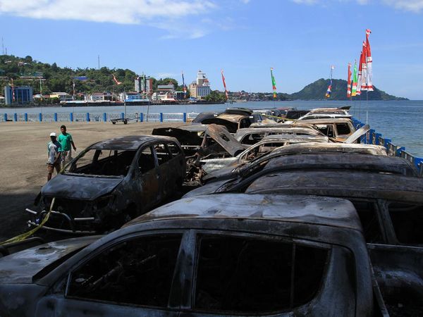Penampakan 12 Mobil Sitaan yang Hangus Terbakar di Parkiran DPR Papua