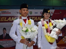 Tangis Haru Sambut Kedatangan 2 Pelajar Pembawa-Pengibar Bendera Negara