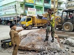 Bongkahan Batu Bekas Proyek Tutupi Jalan di Jambi Akhirnya Dibersihkan