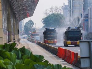 Cegah Kekeringan, Damkar DKI-Water Canon Siram Jalan Protokol hingga Tanaman