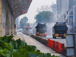 Cegah Kekeringan, Damkar DKI-Water Canon Siram Jalan Protokol hingga Tanaman