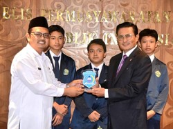 Waka MPR Puji 3 Siswa MTsN 1 Tangsel Peraih Medali Emas Lomba Robot Dunia