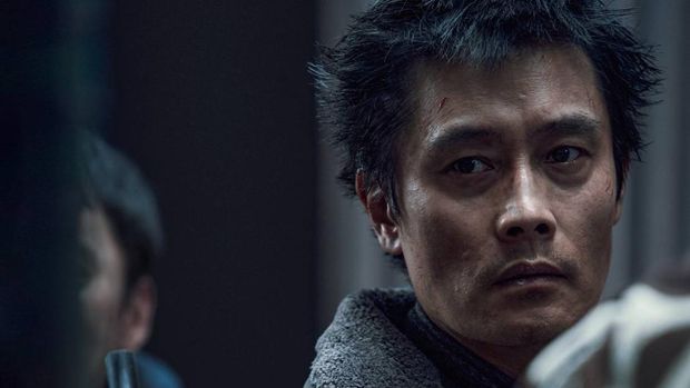 Lee Byung-hun dalam film Korea Concrete Utopia. (Lotte Entertainment/Climax Studio via Hancinema)