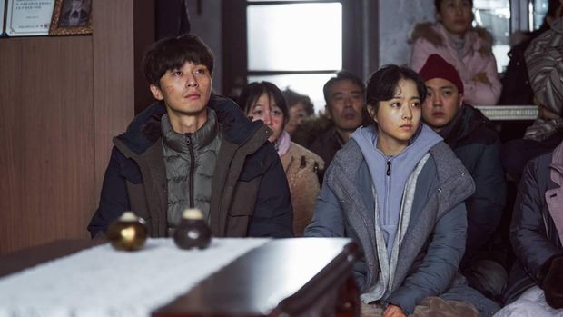 Film Korea Concrete Utopia (2023) Park Seo-joon dan Park Bo-young dalam film Korea Concrete Utopia. (Lotte Entertainment/Climax Studio via Hancinema)