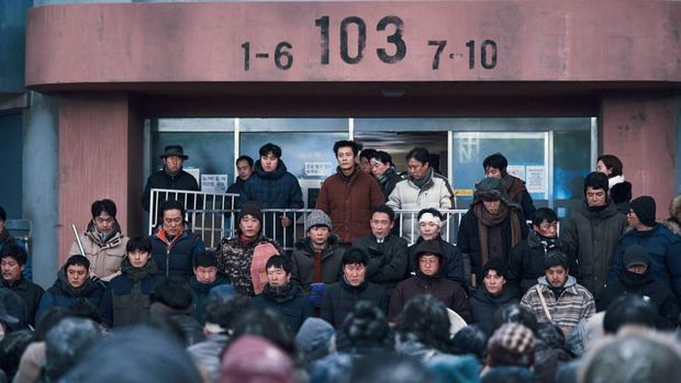 Lee Byung-hun dalam film Korea Concrete Utopia. (Lotte Entertainment/Climax Studio via Hancinema)