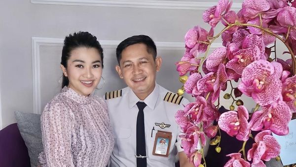 Fitri Carlina Romantis Bareng Suami Saat Kulineran