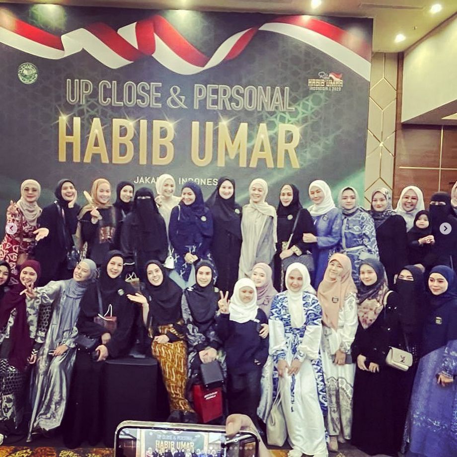 Gaya Marsha Timorthy disorot saat menghadiri tabligh akbar bersama Habib Umar. Gaya Marsha Timorthy disorot saat menghadiri tabligh akbar bersama Habib Umar.