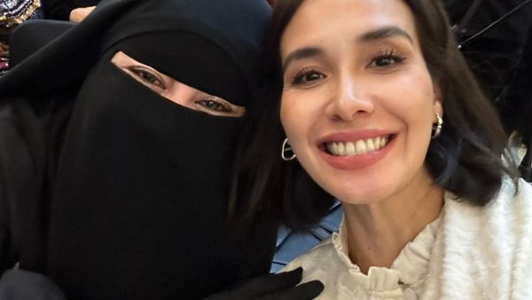 5 Foto Penampilan Marsha Timothy yang Disorot Saat Hadiri Kajian Habib Umar