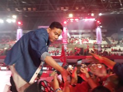 Momen Gibran Tolak Dipakaikan Jaket PSI di Acara Kopdarnas