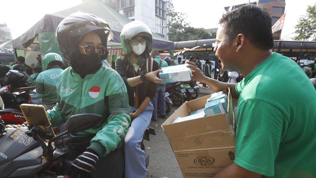 Grab Bagikan 125 Ribu Masker untuk Pengemudi dan Penumpang Grab Bagikan 125 Ribu Masker untuk Pengemudi dan Penumpang