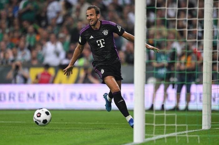 Bayern Munichs English forward #09 Harry Kane celebrates scoring the 0-2 goal during the German first division Bundesliga football match between Werder Bremen and FC Bayern Munich in Bremen, northern Germany, on August 18, 2023. (Photo by INA FASSBENDER / AFP) / DFL REGULATIONS PROHIBIT ANY USE OF PHOTOGRAPHS AS IMAGE SEQUENCES AND/OR QUASI-VIDEO