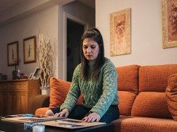 Pengertian Sentimental dan Ciri-cirinya, Apakah Sifat Ini Berbahaya?