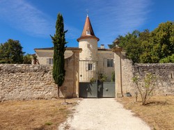 Sensasi Menginap di Istana Mewah Chateau 720 Tahun di Pedesaan Prancis