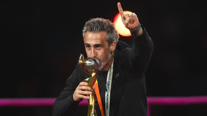 Soccer Football - FIFA Womens World Cup Australia and New Zealand 2023 - Final - Spain v England - Stadium Australia, Sydney, Australia - August 20, 2023 Spain coach Jorge Vilda celebrates with the trophy after winning the World Cup REUTERS/Carl Recine