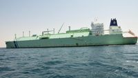 Kapal Angkut Gas Alam Kembali Berlayar Setelah Tabrakan di Terusan Suez