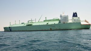 Kapal Angkut Gas Alam Kembali Berlayar Setelah Tabrakan di Terusan Suez