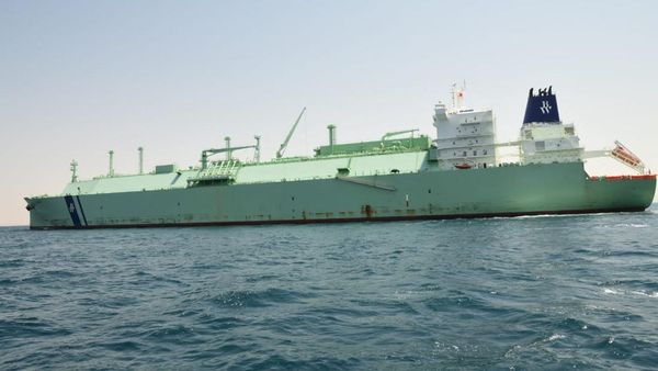 Kapal Angkut Gas Alam Kembali Berlayar Setelah Tabrakan di Terusan Suez