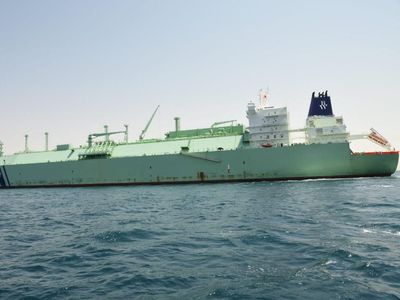 Kapal Angkut Gas Alam Kembali Berlayar Setelah Tabrakan di Terusan Suez