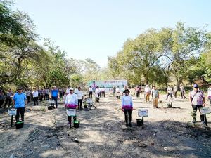 Kapolri Ajak Delegasi AMMTC Tanam Pohon di TN Komodo, Pecahkan Rekor MURI