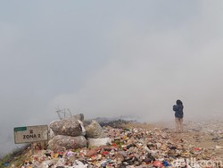 Warga Sesak Napas dan Perih Mata Imbas Kebakaran TPA Sarimukti