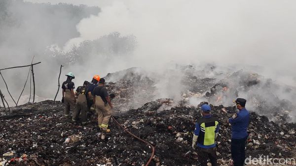 Penampakan Kepulan Asap Kebakaran TPA Sarimukti