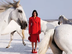 Kendall Jenner Pose Tanpa Busana di Atas Kuda, Promosi Tas Stella McCartney