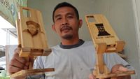 Potret Cari Cuan Lewat Bisnis Casing HP dari Bambu