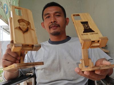 Potret Cari Cuan Lewat Bisnis Casing HP dari Bambu