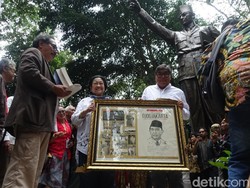 Megawati Resmikan Patung Bung Karno di Omah Petroek Sleman