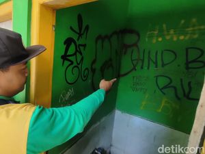 Viral Aksi Vandalisme di Alun-alun Wates, Toilet Penuh Coretan Viral Aksi Vandalisme di Alun-alun Wates, Toilet Penuh Coretan