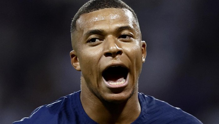 Soccer Football - France - Ligue 1 - Toulouse v Paris St Germain - Stadium Municipal de Toulouse, Toulouse, France - August 19, 2023 Paris St Germains Kylian Mbappe celebrates scoring their first goal REUTERS/Stephane Mahe